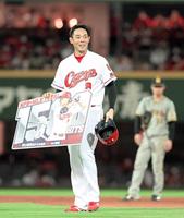 　７回、日米通算１５００安打のパネルを渡され笑顔の秋山（撮影・立川洋一郎）