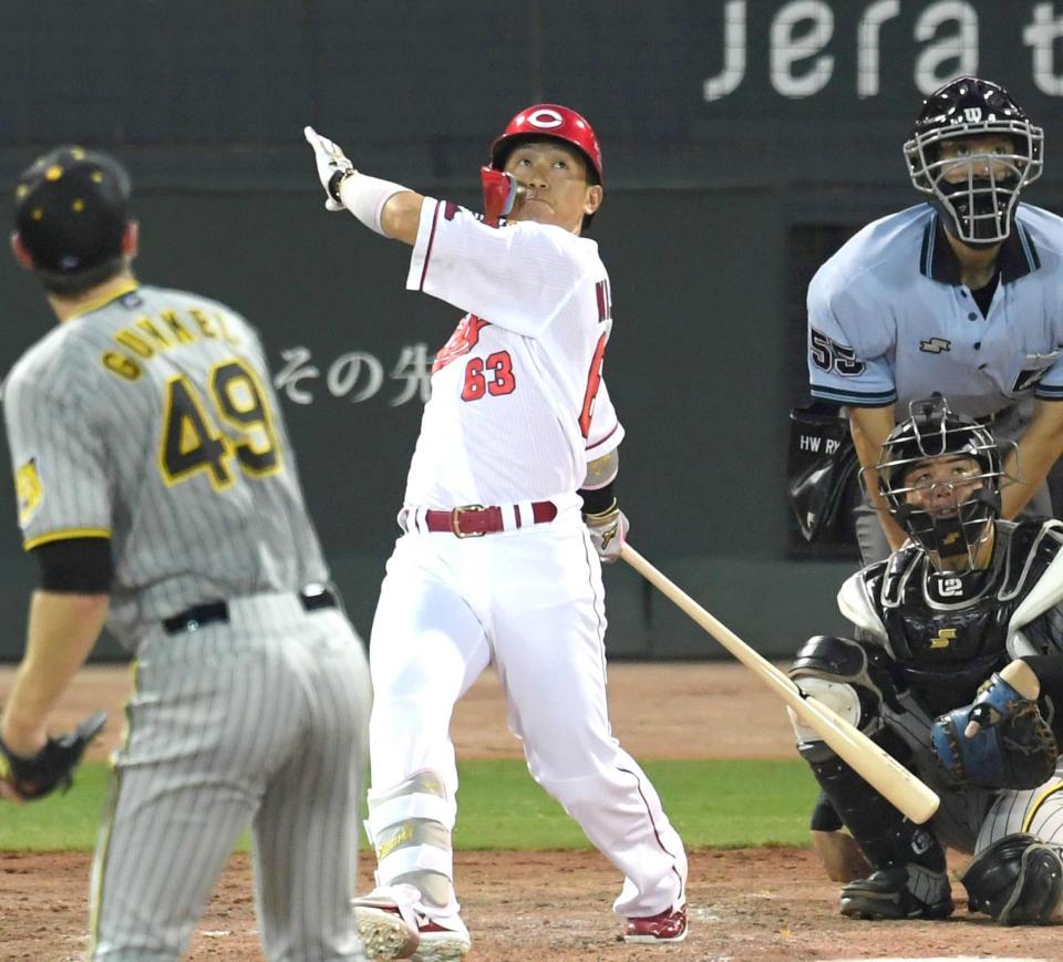 　３回、左越えに復帰後初アーチを放つ西川（撮影・田中太一）