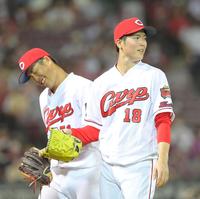 　８回を投げ終えてベンチへ引き揚げる森下。左は小園（撮影・立川洋一郎）