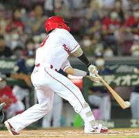 　８回、右前へ適時打を放つ西川（撮影・立川洋一郎）