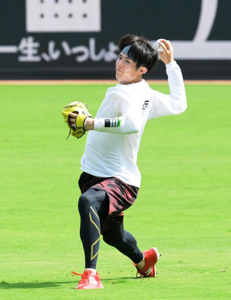 キャッチボールをして調整する森下（撮影・立川洋一郎）