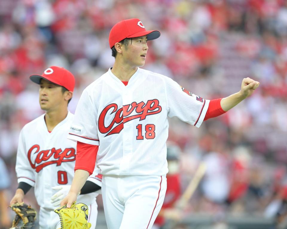 　２回を投げ終えてベンチへ引き揚げる森下（撮影・立川洋一郎）