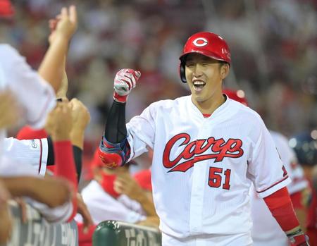 　４回、ソロを放って生還し出迎えるナインに笑顔を見せる小園（撮影・立川洋一郎）