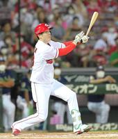 　７回、右前打を放つ森下（撮影・立川洋一郎）