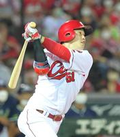 　４回、右中間スタンドへソロを放つ小園（撮影・立川洋一郎）