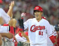 　４回、ソロを放って生還し出迎えるナインに笑顔を見せる小園（撮影・立川洋一郎）