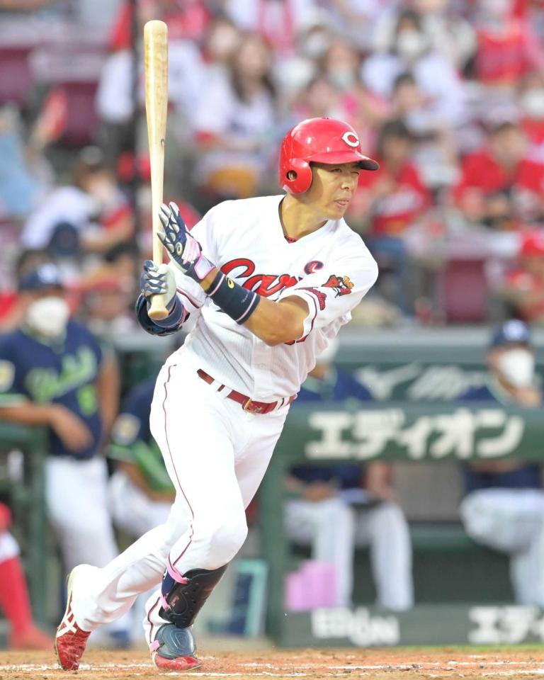 　２回、右翼線へ三塁打を放つ野間（撮影・立川洋一郎）