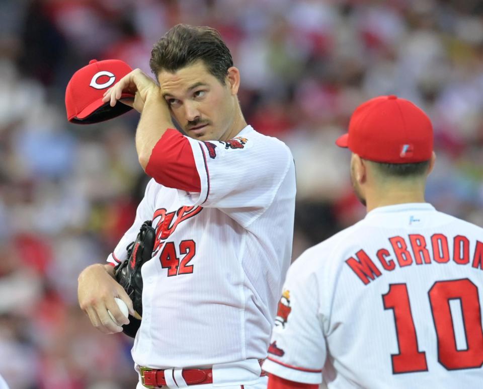 　３回、四球を与え、汗をぬぐうアンダーソン＝６日