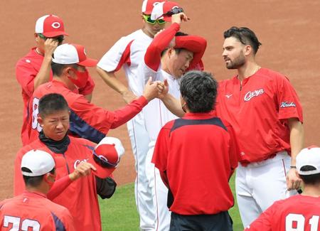 　１軍に合流し佐々岡監督（中央左）とタッチを交わすマクブルーム（撮影・立川洋一郎）