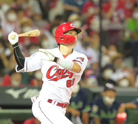 　４回、右翼スタンドへ先制３ランを放つ西川（撮影・立川洋一郎）