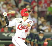 　４回、右翼スタンドへ先制３ランを放つ西川（撮影・立川洋一郎）