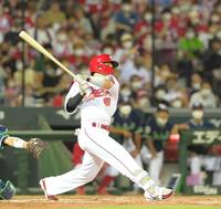 　４回、右翼スタンドへ先制３ランを放つ西川（撮影・立川洋一郎）