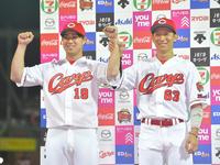 　お立ち台で笑顔を見せる野村（左）と西川（撮影・立川洋一郎）