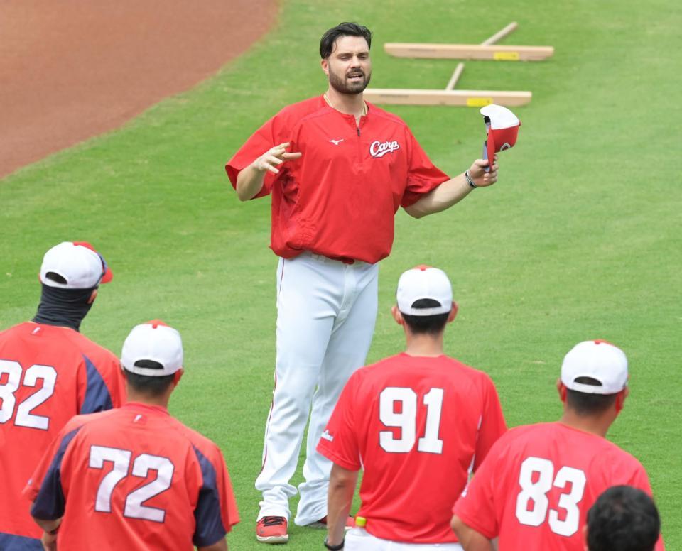　１軍に合流しナインを前にあいさつするマクブルーム（撮影・立川洋一郎）
