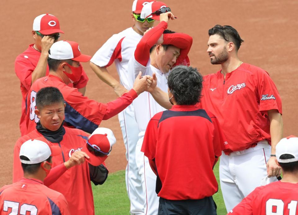　１軍に合流し佐々岡監督（中央左）とタッチを交わすマクブルーム（撮影・立川洋一郎）