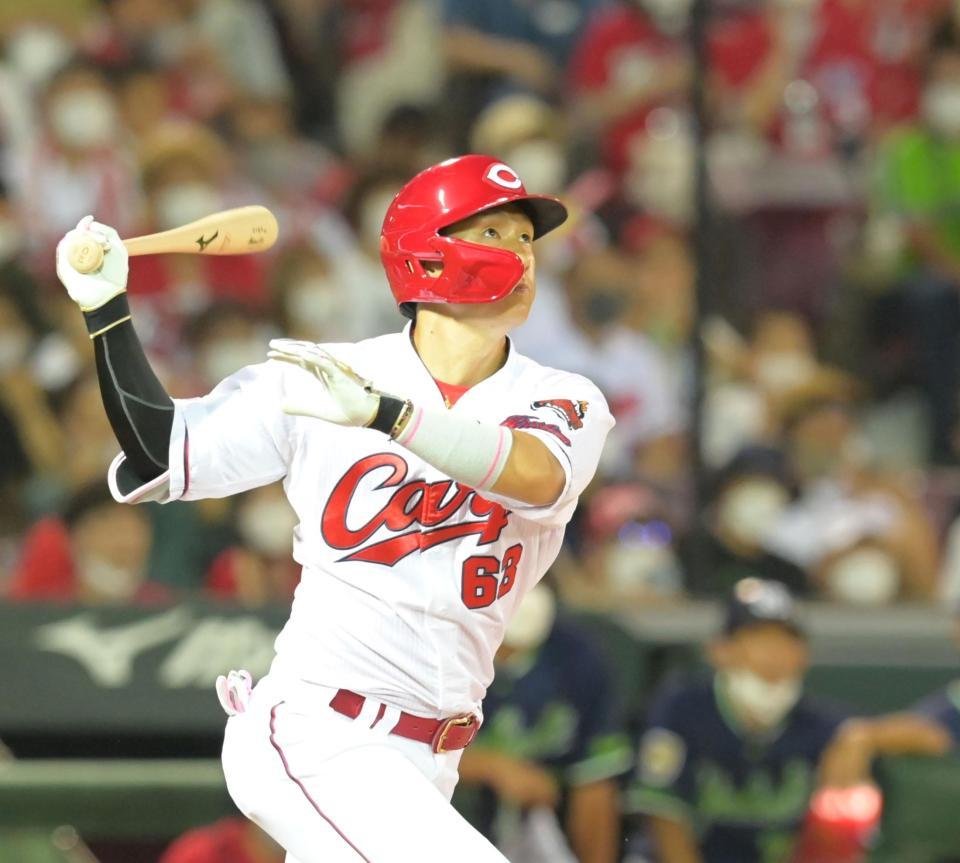 　４回、右翼スタンドへ先制３ランを放つ西川（撮影・立川洋一郎）