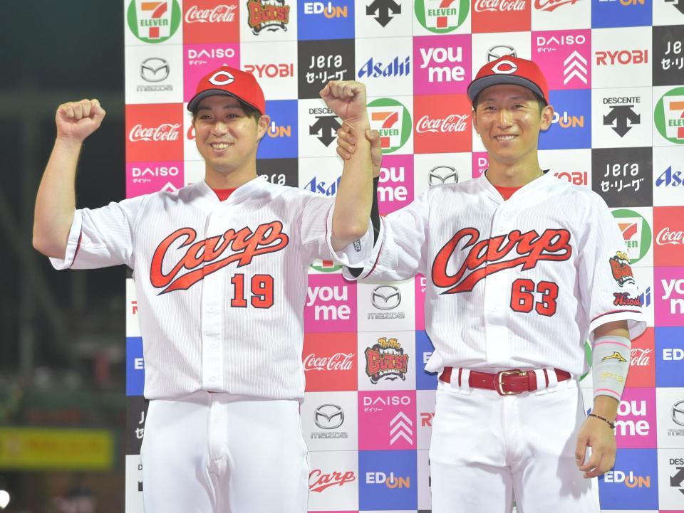 　お立ち台で笑顔を見せる野村（左）と西川（撮影・立川洋一郎）