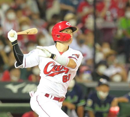 　４回、右翼スタンドへ先制３ランを放つ西川（撮影・立川洋一郎）