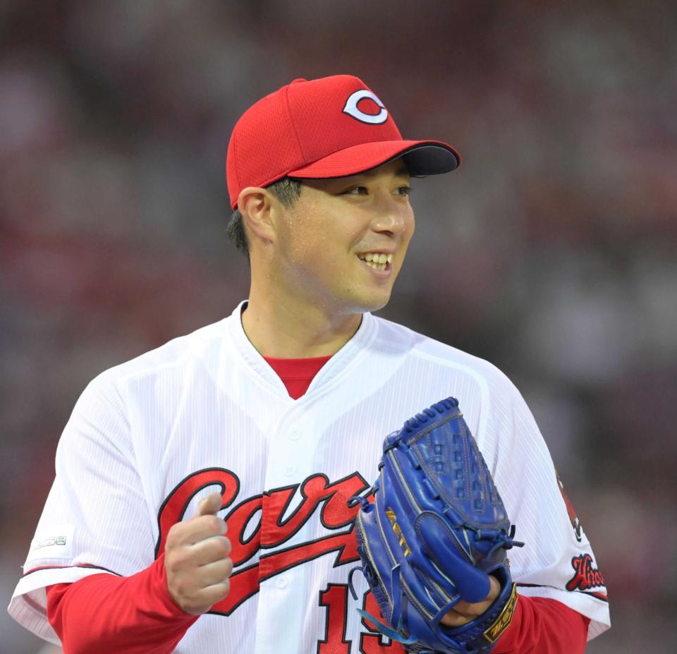 　４回表を投げ終えて笑顔を見せてベンチへ向かう野村（撮影・立川洋一郎）