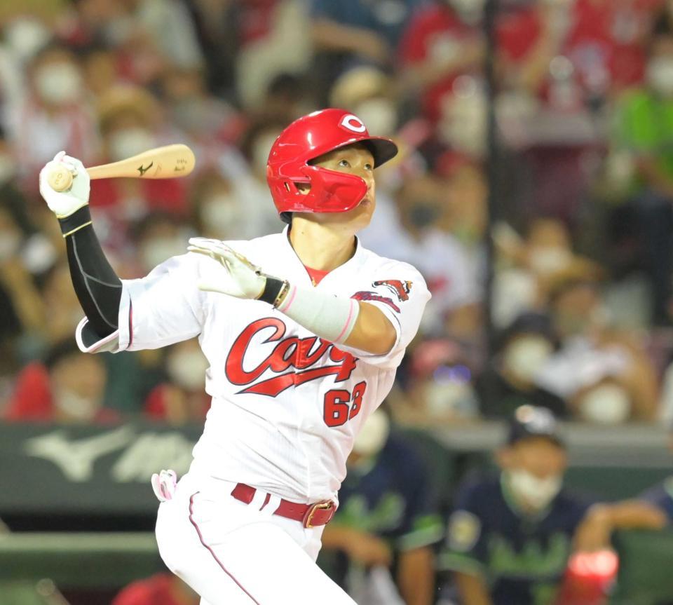 　４回、右翼スタンドへ先制３ランを放つ西川（撮影・立川洋一郎）