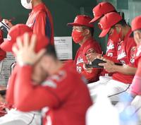 　戦況を見つめる佐々岡監督（撮影・棚橋慶太）