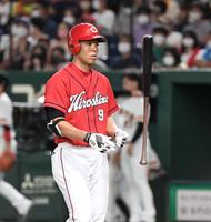 　７回、好機に投直に倒れた秋山（撮影・棚橋慶太）