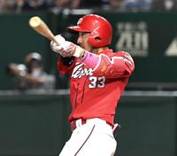 　７回、同点の２点適時打を放つ菊池涼