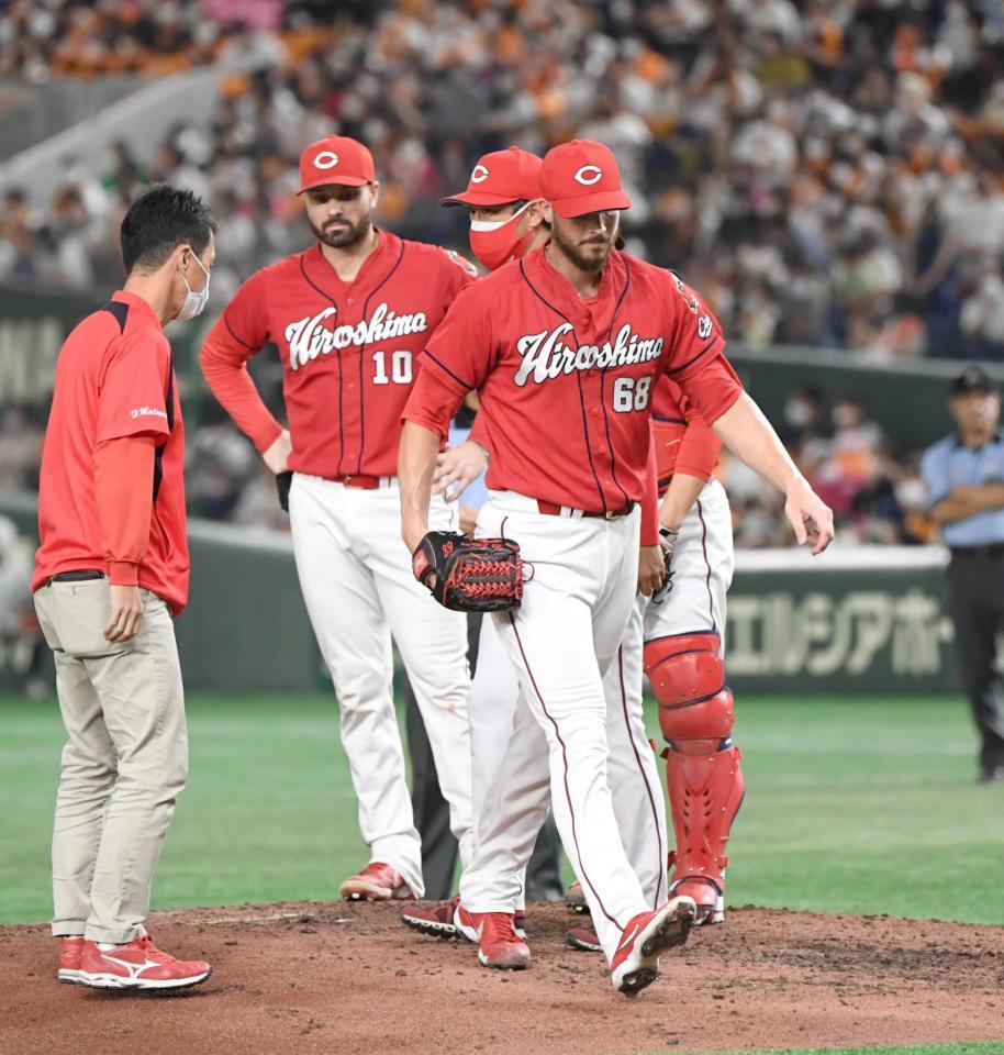 　８回、丸に勝ち越し打を許し降板するターリー（撮影・棚橋慶太）