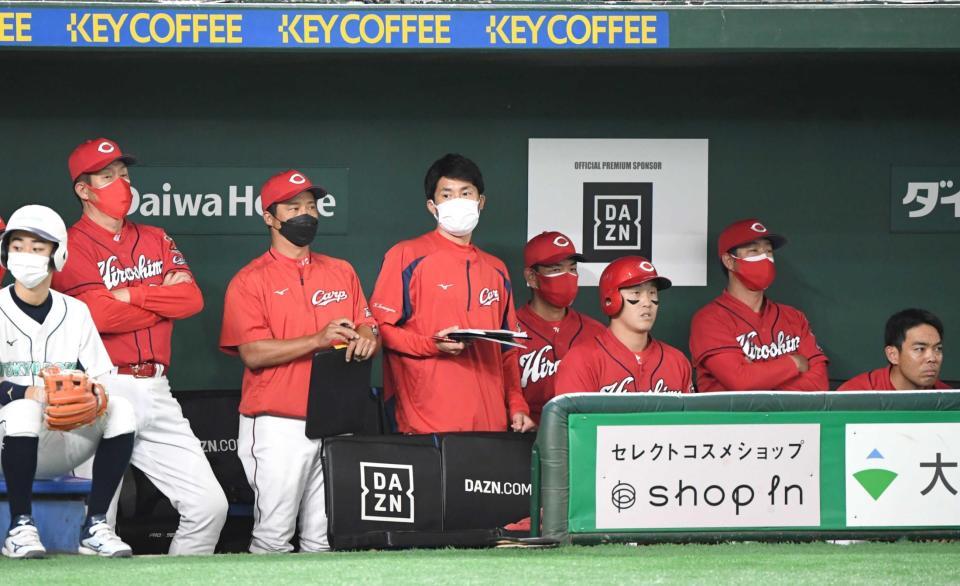 　ベンチから厳しい表情で戦況を見つめる・佐々岡監督（左）＝撮影・棚橋慶太