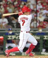 　５回、左翼スタンドへソロを放つ堂林（撮影・立川洋一郎）