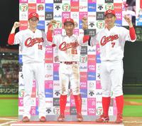 　お立ち台で笑顔を見せる（左から）森下、矢野、堂林