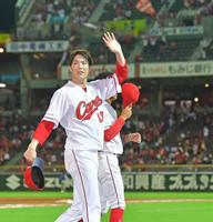 　ファンの歓声に応える森下