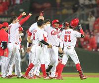 延長１１回、代打で左中間へサヨナラ二塁打を放ちナインの祝福に笑顔を見せる松山（５５）＝撮影・立川洋一郎