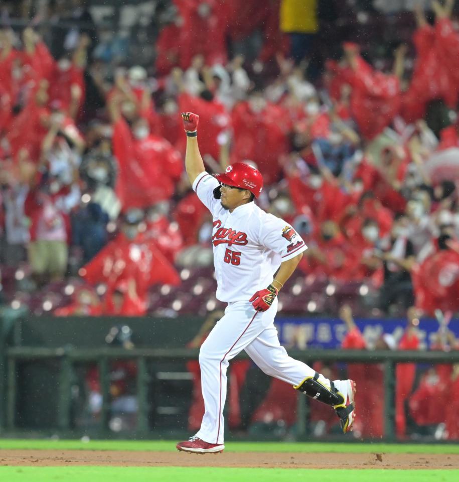 延長１１回、左中間へサヨナラ二塁打を放ち、拳を高々と掲げて二塁へ走る代打・松山（撮影・立川洋一郎）