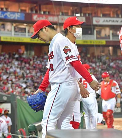 　３回表を投げ終えて４失点。力なくベンチへ引き揚げる野村（撮影・立川洋一郎）