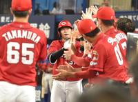 　４回、坂倉将吾は右越えに勝ち越しの１０号ソロを放ち、ナインに迎えられる（撮影・佐藤厚）