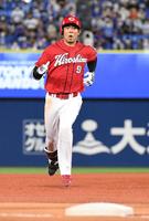 　４回、秋山は左中間三塁打を放つ（撮影・佐藤厚）