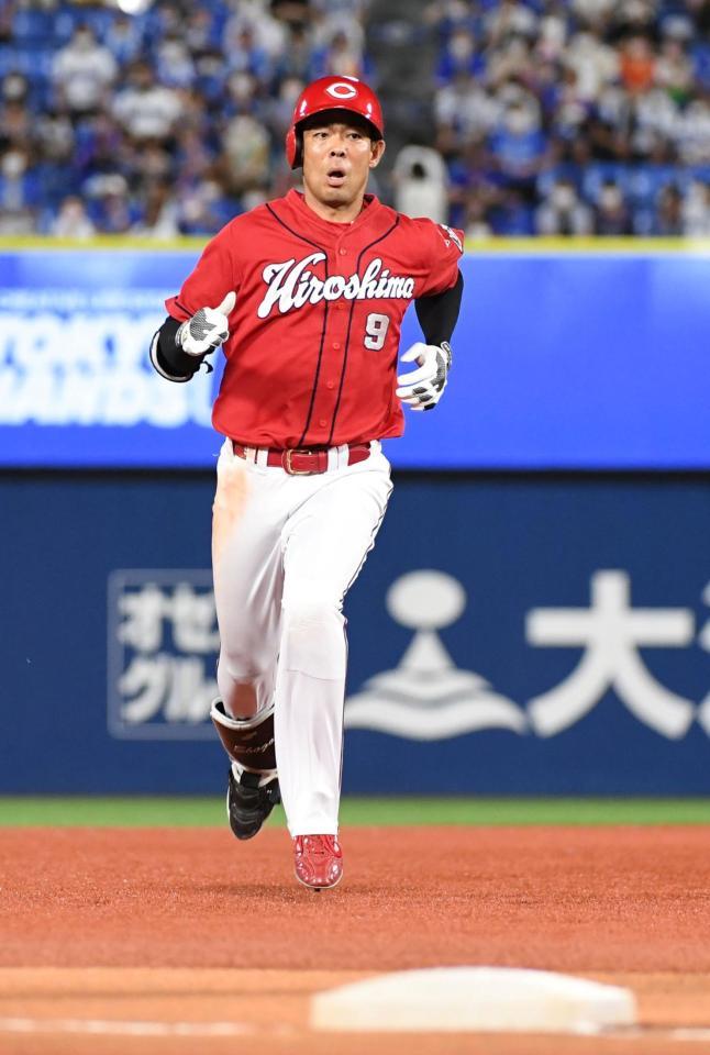 　４回、秋山は左中間三塁打を放つ（撮影・佐藤厚）