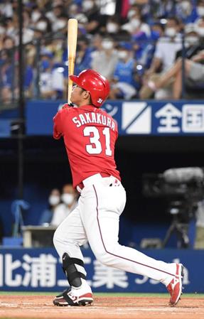 　４回、坂倉は右越えに勝ち越しの１０号ソロを放つ（撮影・佐藤厚）