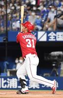 　４回、坂倉は右越えに勝ち越しの１０号ソロを放つ（撮影・佐藤厚）