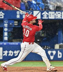 広島・マクブルームが同点の１３号ソロ　１５試合連続無失点中の入江から