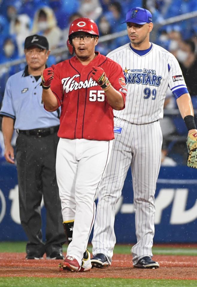 　７回、松山は左前適時安打を放つ（撮影・佐藤厚）