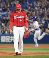 　２回、投手の京山（奥）に本塁打を打たれた大道（撮影・佐藤厚）