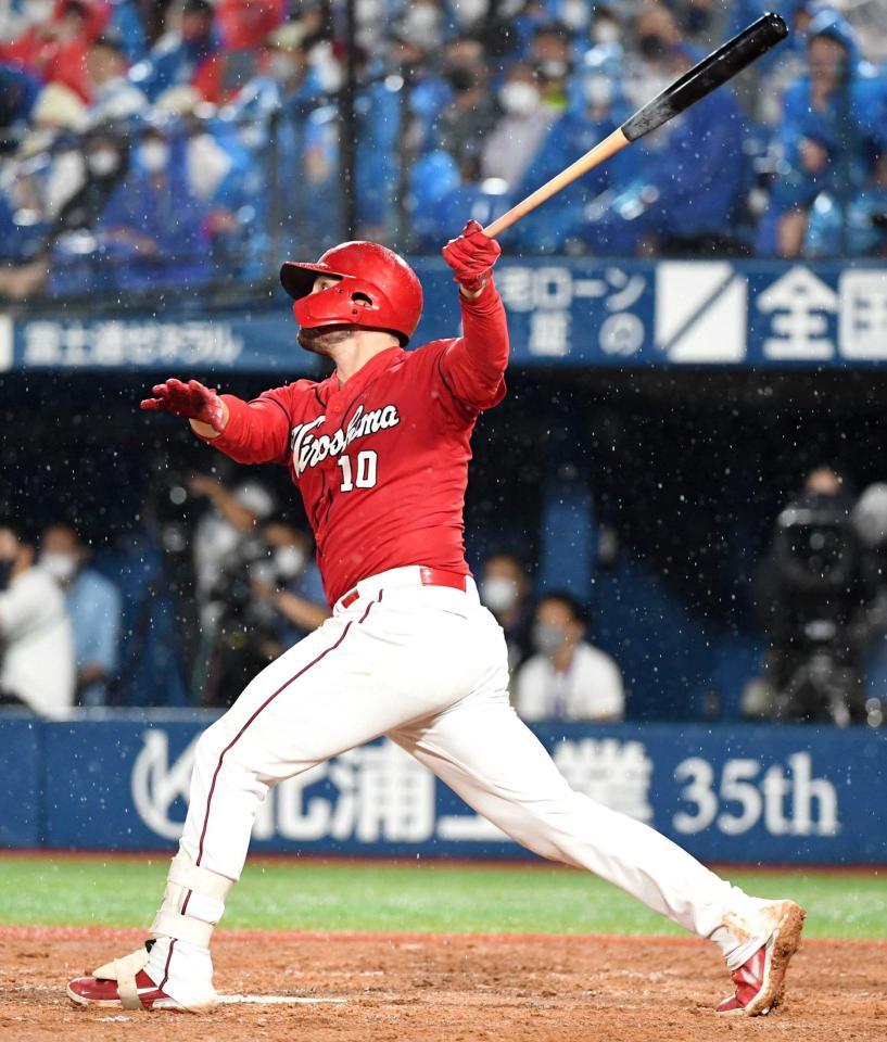 　８回、左中間に１３号同点ソロを放つマクブルーム（撮影・佐藤厚）