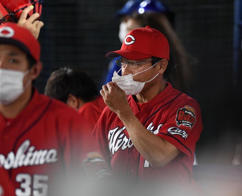 　ＤｅＮＡに３連敗を喫した河田監督代行（撮影・佐藤厚）