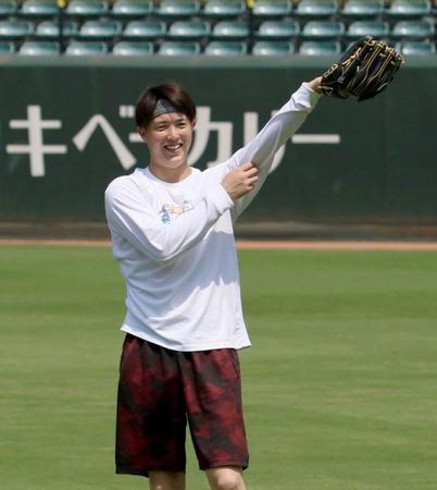 リラックスした表情でキャッチボールをする森下