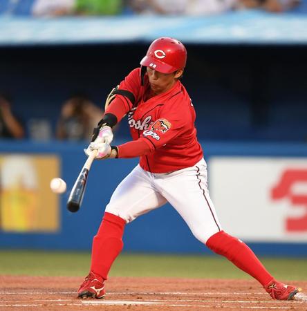 　１回、中前打を放つ羽月（撮影・開出牧）