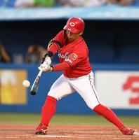 　１回、中前打を放つ羽月（撮影・開出牧）