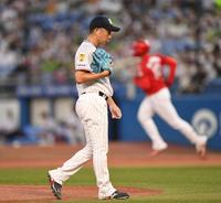 　１回、マクブルーム（後方）に先制の左越え３ランを打たれた石川（撮影・開出牧）