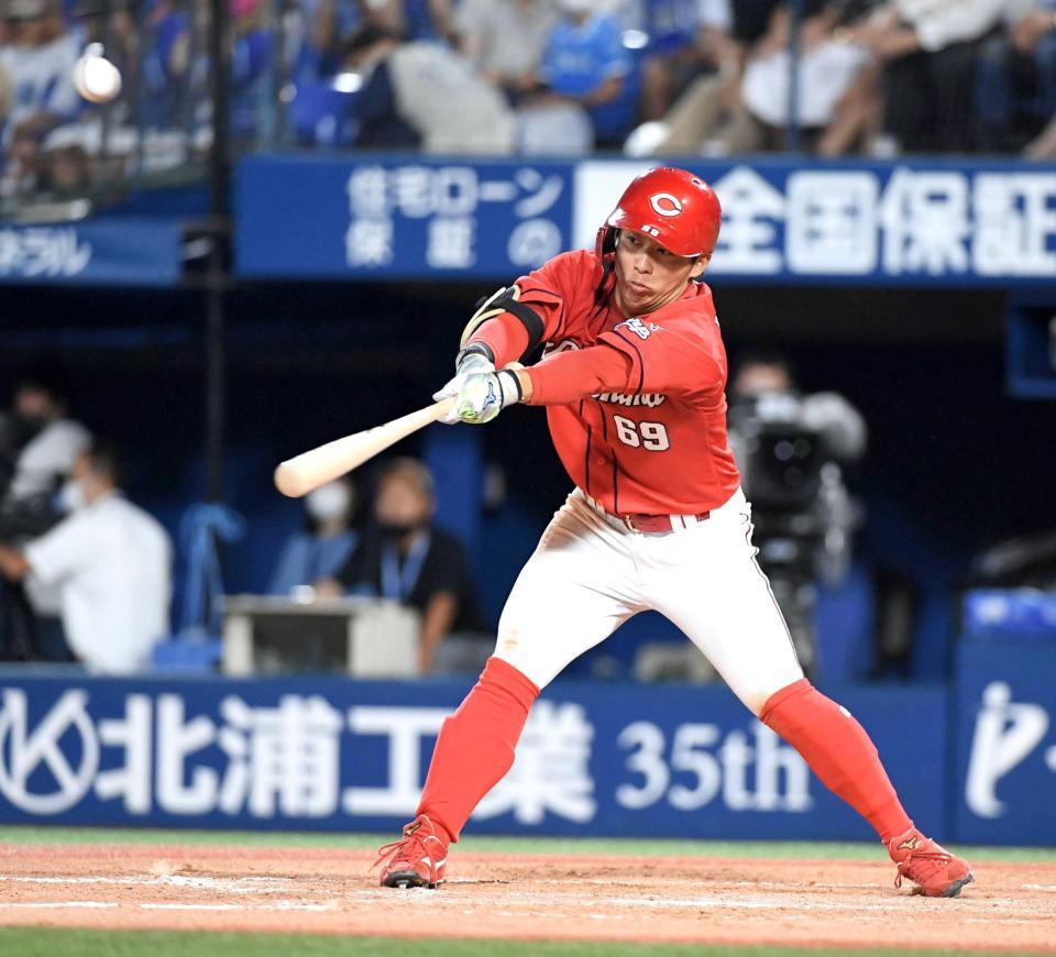 ９回表広島２死一塁、羽月はＤｅＮＡ・入江の投球に懸命に食らいつく＝１９日、横浜スタジアム（撮影・佐藤厚）